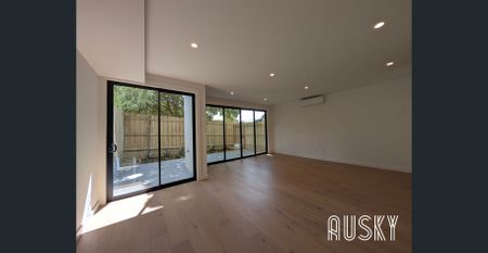 Modern New Townhouse for Rent in Doncaster - Photo 2