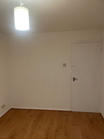 2 Bed Flat, Greenslade Road, IG11 - Photo 2
