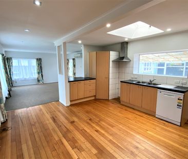 Spacious Tidy Home - Photo 2