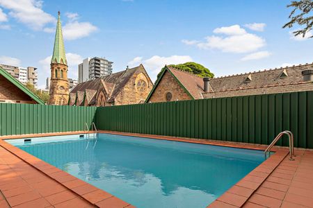 Freshly updated apartment in an unbeatable Burwood location - Photo 2