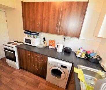 2 bedroom House in Whingate Avenue Bed), Leeds - Photo 1