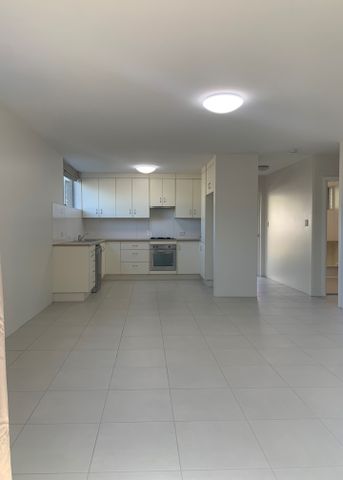 Spacious Coorparoo Unit with Air Conditioning - Photo 4