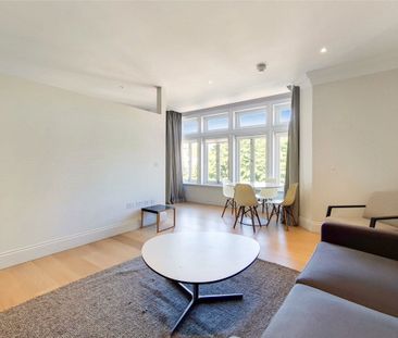 A smart furnished one bedroom flat situated on the third floor of t... - Photo 2