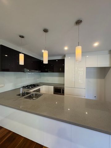 Stylish 3-Bedroom Townhouse in Prime Box Hill Location! - Photo 4