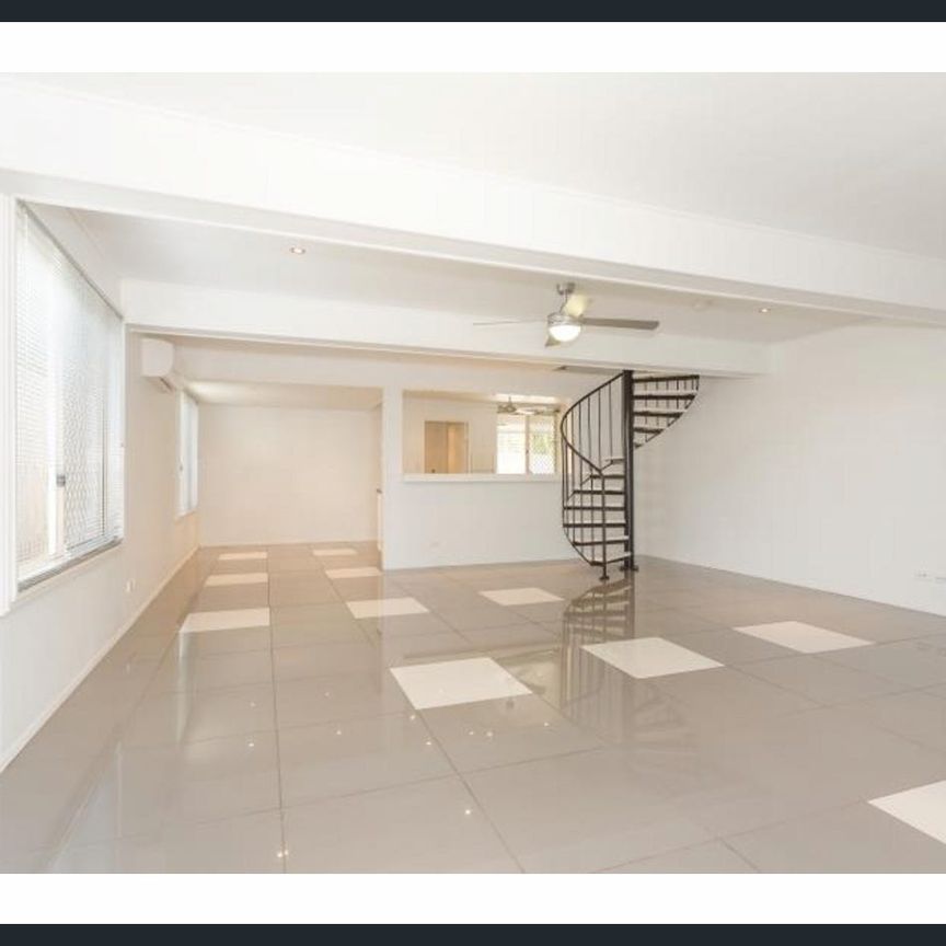 SPACIOUS & STYLISH FAMILY HOME IN THE HEART OF WANDAL - Photo 1