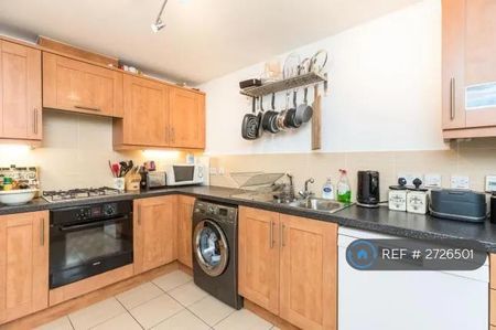 3 bedroom end of terrace house to rent - Photo 2