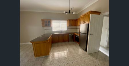 Refurbished three bedroom house - Photo 5