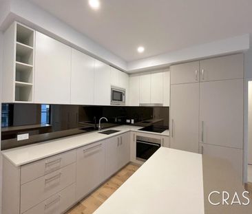 Spacious Inner-City Zenith Apartment - Photo 6