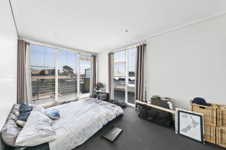 Inner City Living At Its Best! - Photo 2