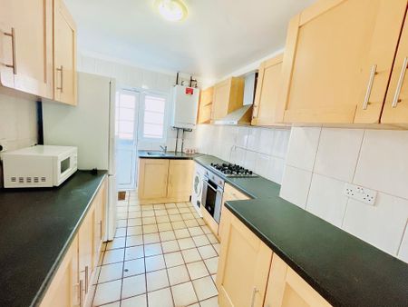 3 bedroom semi-detached house to rent - Photo 4