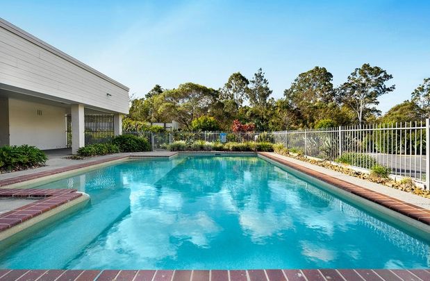 FANTASTIC LOCATION & PEACEFUL HOME! NBN, Air-Con, 3 Bed 2&1/2 Bath Townhouse, Pool, Gym - Photo 1