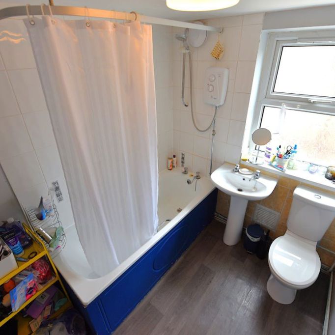 3 bedroom Flat in Flat C, Leeds - Photo 1