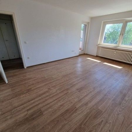 Schöne Aussicht: 2-Zimmer-Wohnung mit modernem Bad und Balkon - Foto 1