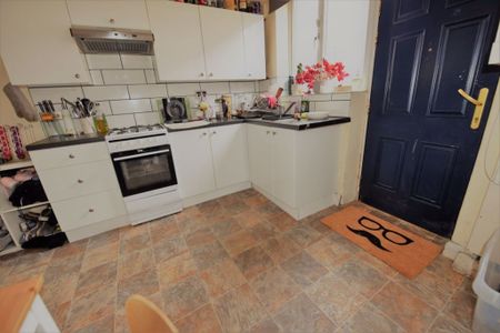 2 bedroom House in Manor Avenue, Leeds - Photo 3