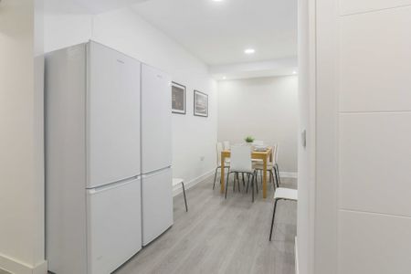 Bright and cozy room in calle del Ferrocarril - Photo 3