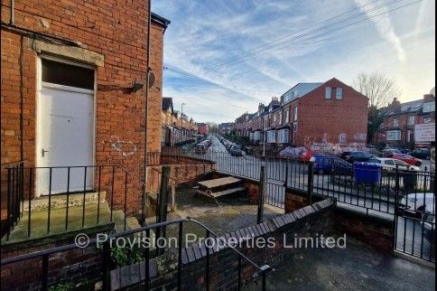 7 Bedroom House Brudenell Road - Photo 1