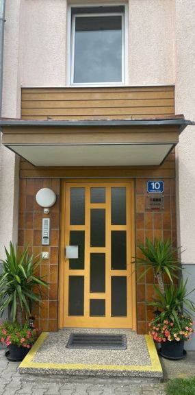 Attraktive 2-Zimmer-Dachgeschosswohnung mit Loggia und separater Küche in Attnang-Puchheim! Eigener Garage und Keller vorhanden! Ab 01.12.2025 frei! - Foto 1