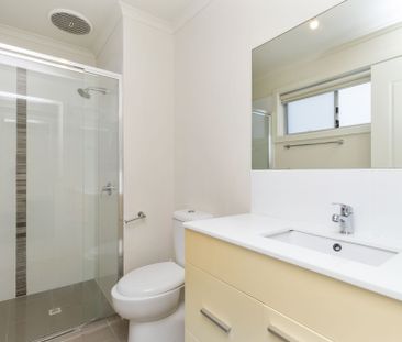 Modern & Low Maintenance Townhouse – Perfectly Positioned! - Photo 5