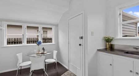 Sunny beautiful house close to all amenities - Photo 4