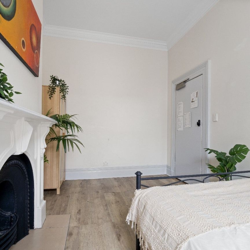 Redfern - Photo 1