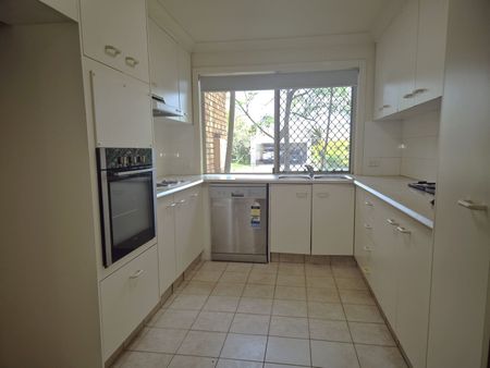 Comfortable Three Bedroom Family Home close to Robina Town Centre and Local Schools - Photo 3