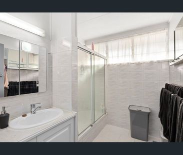 Large Family Home with a pool - Photo 5