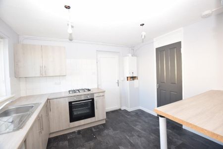 2 bedroom semi-detached house to rent - Photo 5