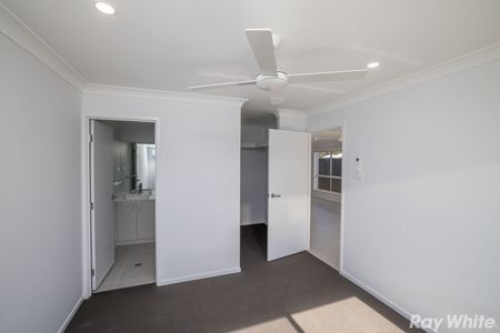 4 BEDROOM HOME IN QUIET STREET!! - Photo 2