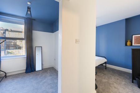 Trendy house share 10 minutes walk to city centre Room 3 - Photo 3
