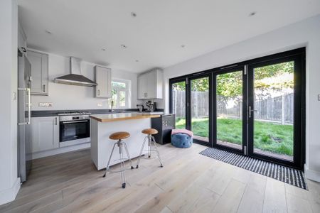 4 bedroom detached house to rent - Photo 3