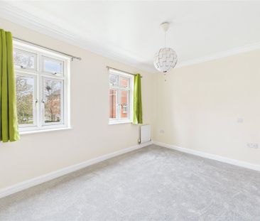 4 bedroom House in Wyatt Crescent, Reading - Photo 5