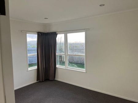 Charming 2BR Lynfield Flat w/ Deck - Photo 5