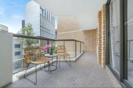 Two-bedroom inner-city apartment in prime lifestyle location - Photo 5