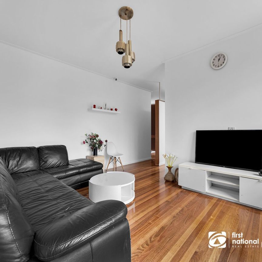 6 bedroom Single Level House at the heart of Glen Waverley - Photo 1