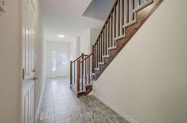 Townhouse For Lease | X8097308 - Photo 1