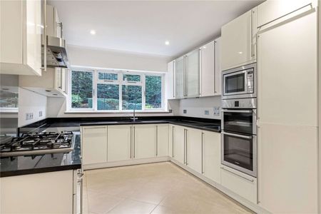 A fantastic detached five bedroom family home set in a gated development with off-street parking. - Photo 2