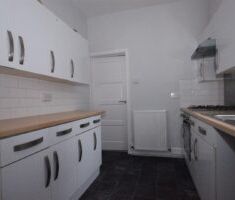 3 BEDROOM House - Terraced - Photo 2