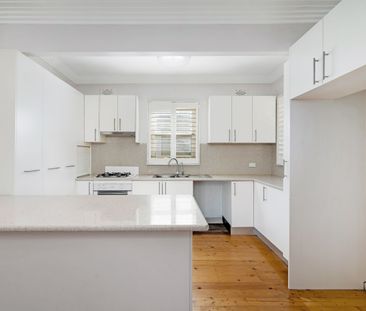 Family House with Timber Flooring on A Quiet Street for rent - Photo 6