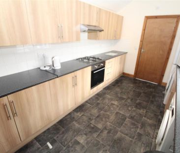 4 bedroom flat to rent - Photo 2