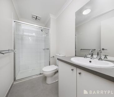 This beautifully refreshed residence offers a perfect blend of spac... - Photo 6