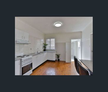 Charming & Well-Presented Home in Central Newtown - Photo 2