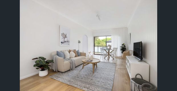 Chic urban sanctuary in boutique complex - Photo 1