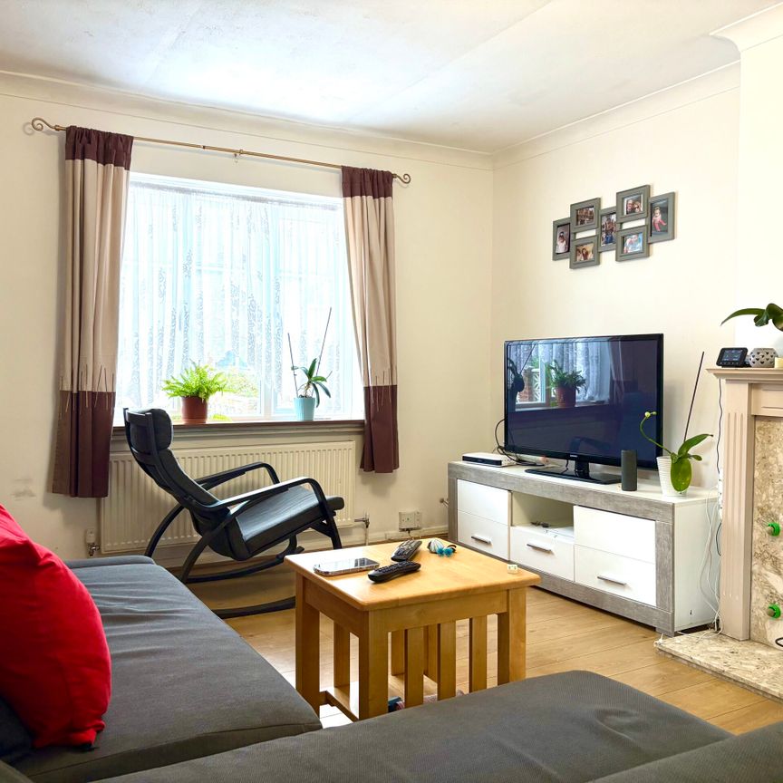 Almond Avenue , West Drayton - Photo 1