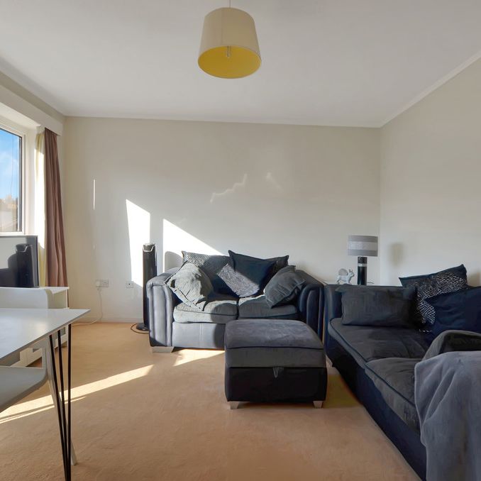 A one bedroom, first floor apartment, with resident’s parking, located within a pleasant cul-de sac, in the sought-after village of Great Shelford. Close to local village amenities and local train station. - Photo 1