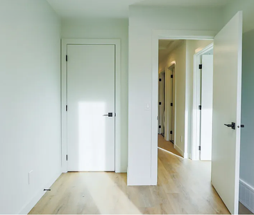 Spacious 3 Bedroom, 2 Bathroom unit minutes from Crowchild Trail SW... - Photo 3