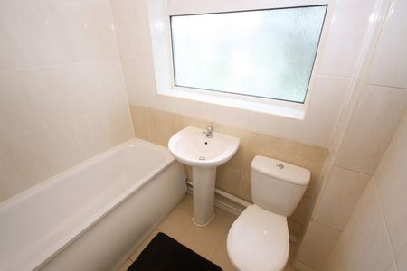 Two Bedroom First-Floor Maisonette Walking Distance to Northolt Station Private Garden Garage - Photo 5