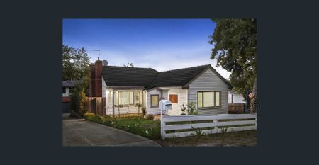 Comfortable Family Living in the Heart of Ringwood East - Photo 4