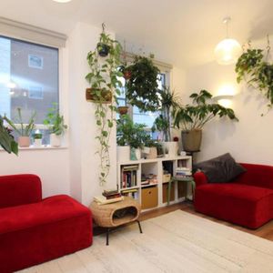 Central one bedroom apartment with access to secure bike storage. - Photo 2
