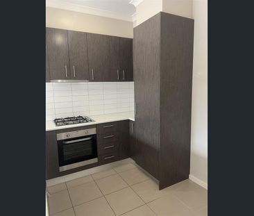 Townhouse In A Great Location with public transport access - Photo 6