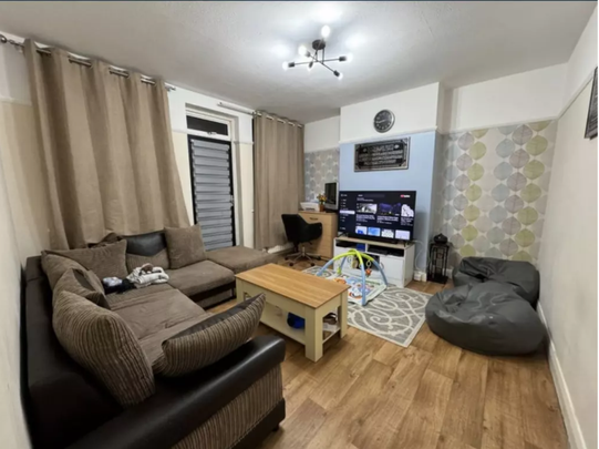 1 bedroom in a house share to rent - Photo 1